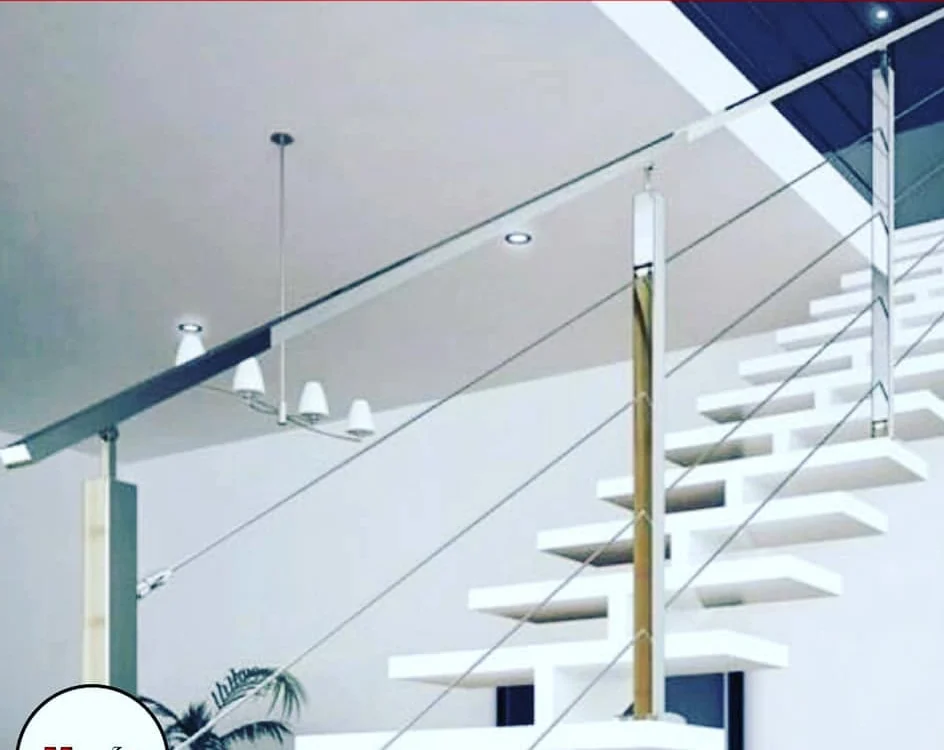 Barandilla de cables de acero inoxidable en escalera interior