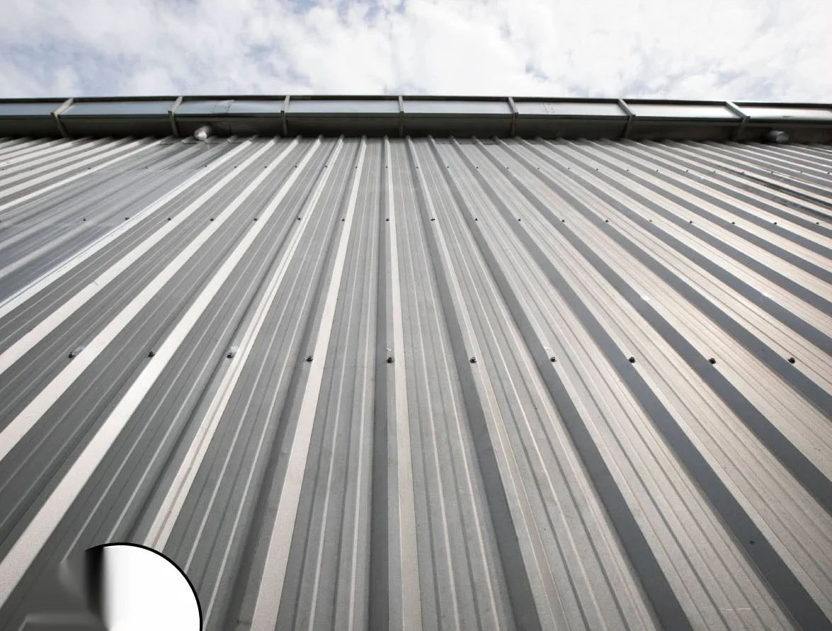 Cubierta de panel sándwich instalada en nave industrial en Murcia