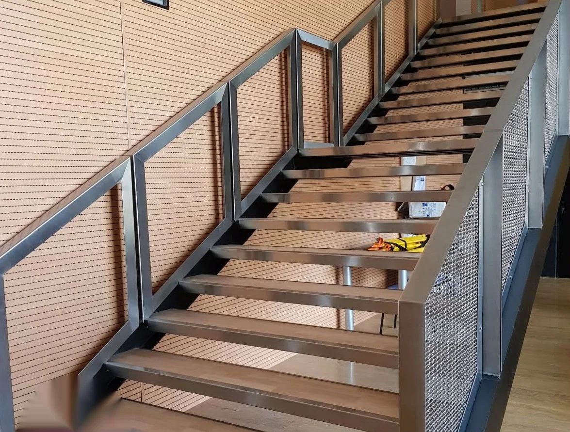 Escalera con estructura metálica y acero inoxidable fabricada a medida en Murcia