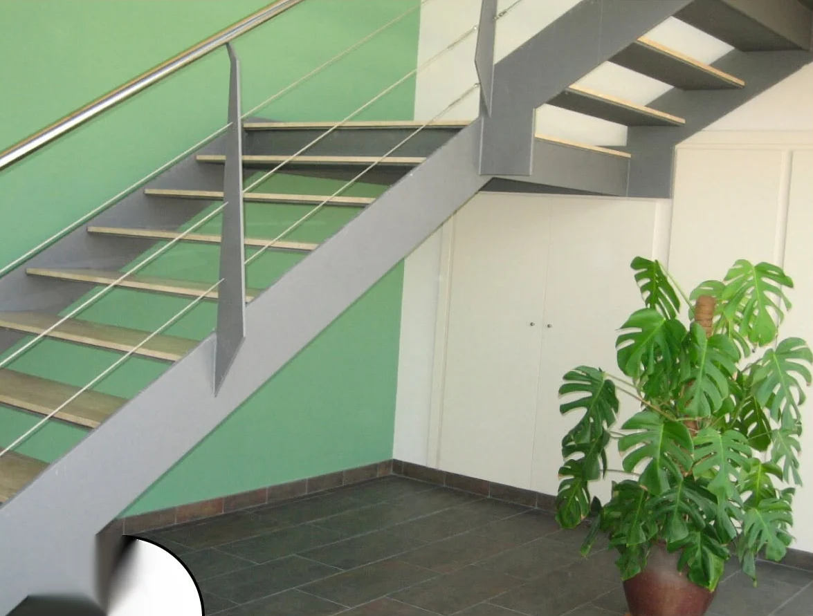 Escalera metálica con peldaños de madera fabricada a medida