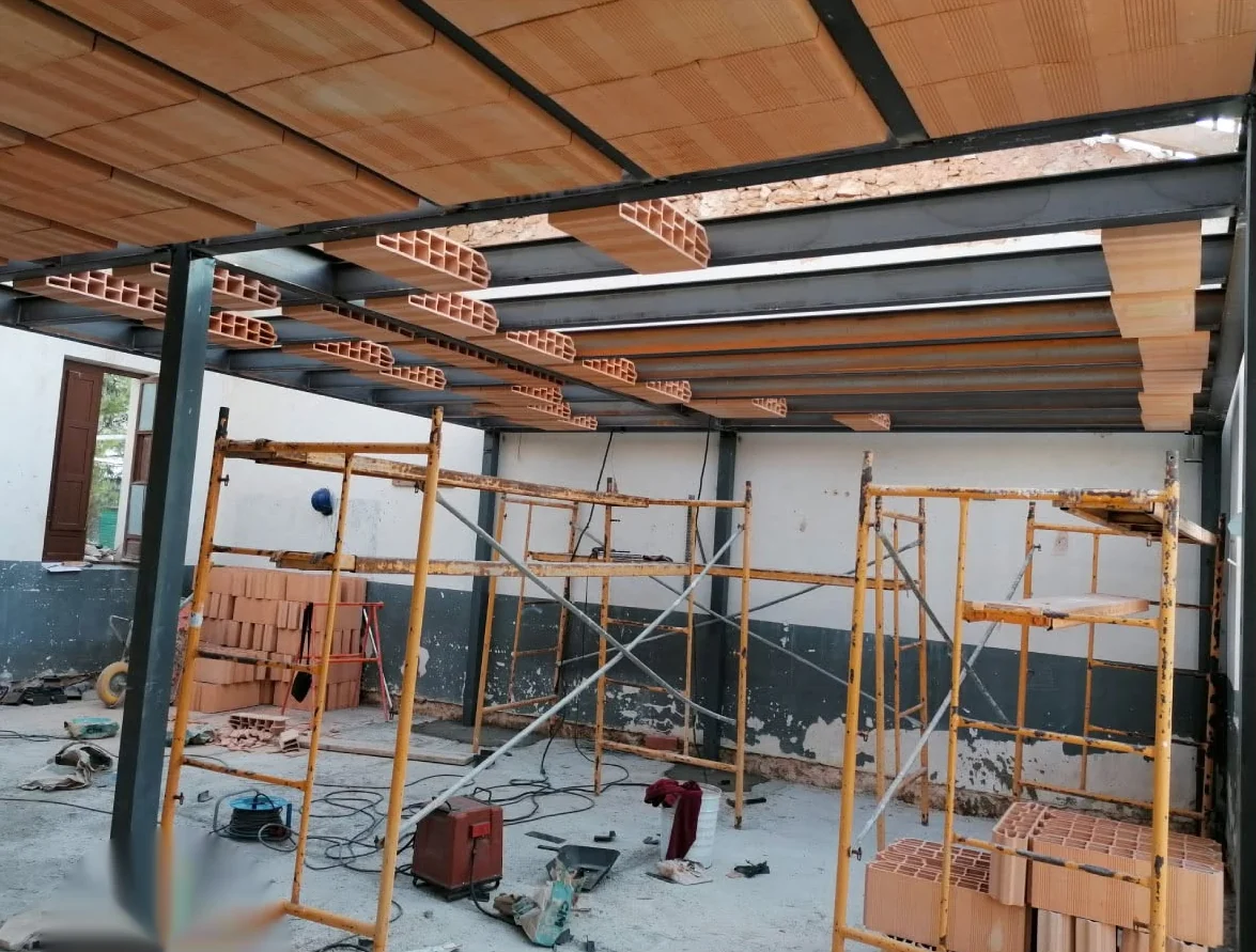 Estructura metálica de vigas de hierro montada en obra en Murcia