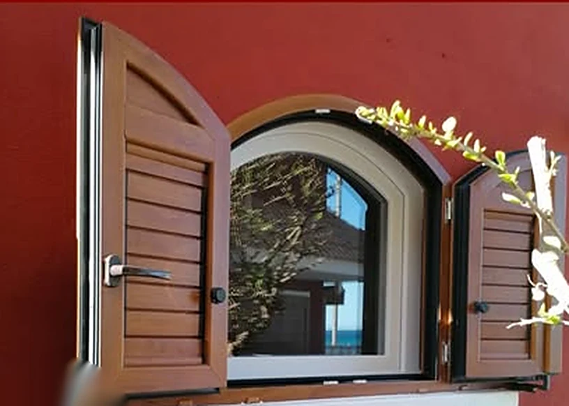 Mallorquinas de aluminio con acabado imitación madera en Murcia