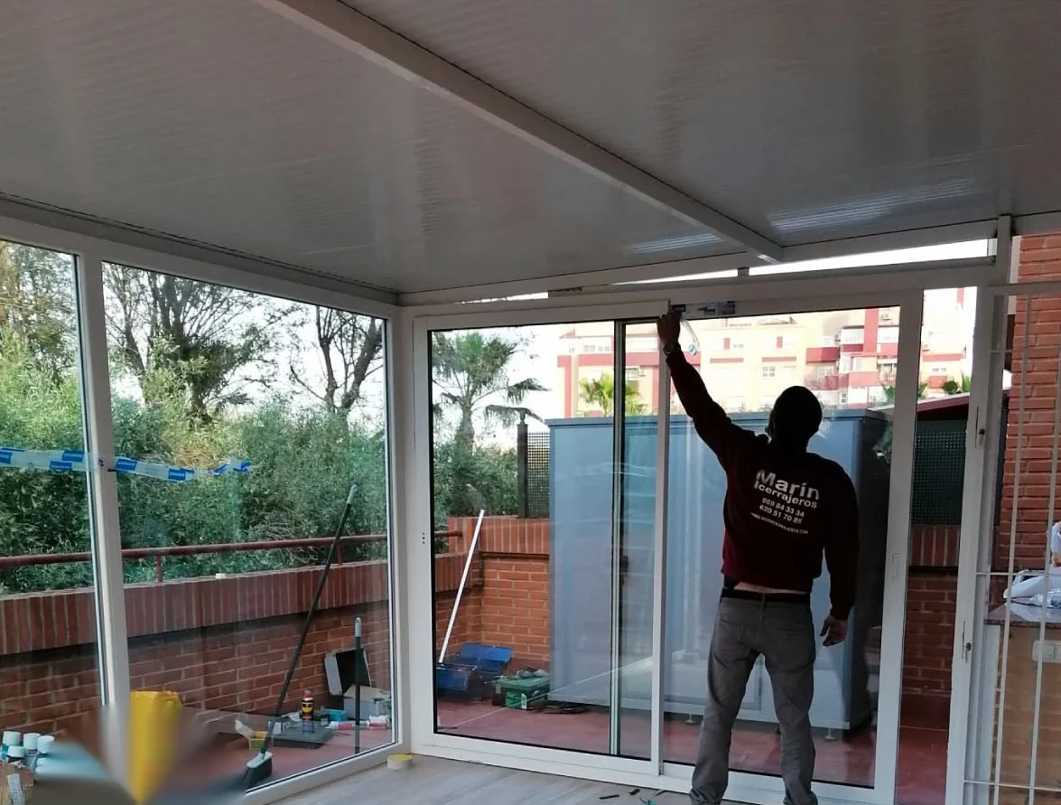 Operario de Marín Cerrajeros montando un cerramiento de aluminio en Murcia