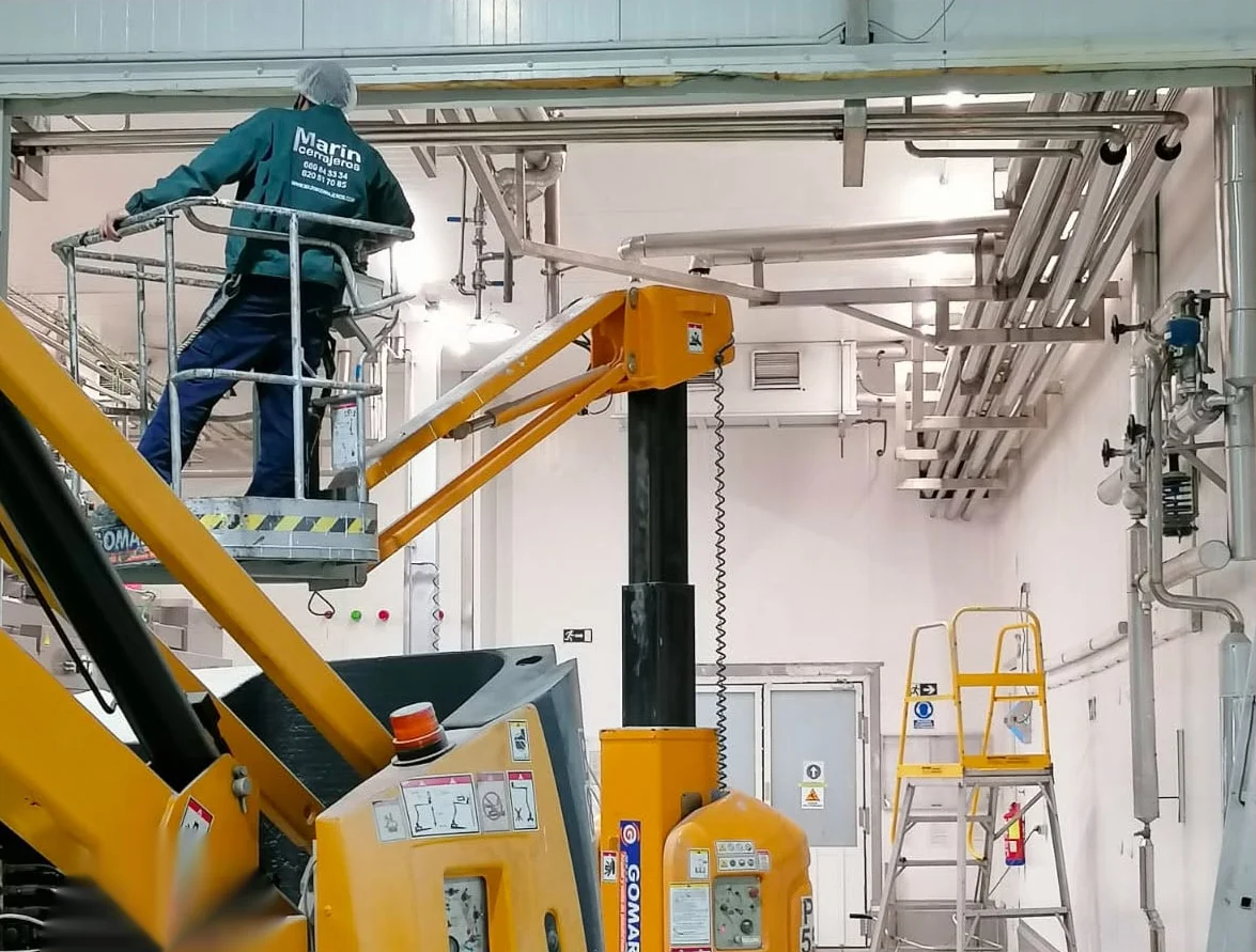 Montaje industrial con plataforma elevadora realizado por Marín Cerrajeros