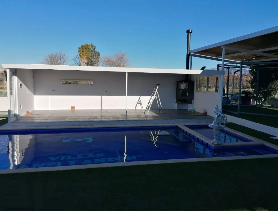 Porche de estructura metálica y panel sándwich junto a piscina en Murcia
