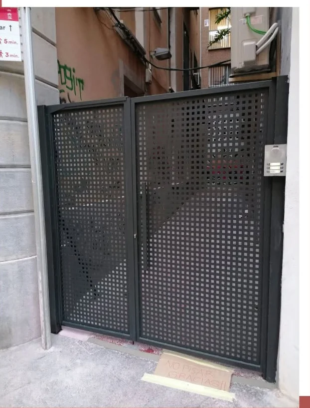 Puerta de chapa perforada fabricada a medida para portal en Murcia