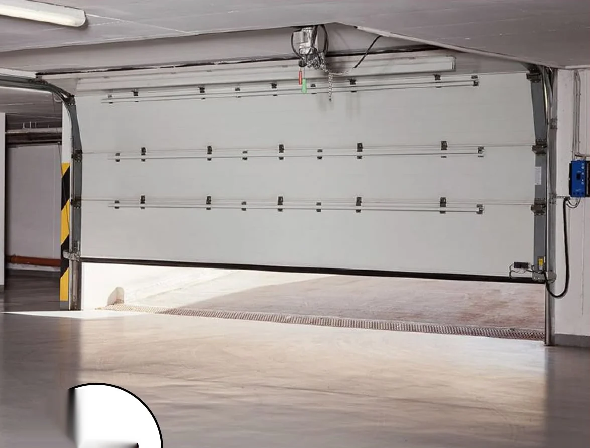 Puerta seccional motorizada para garaje de comunidad de vecinos