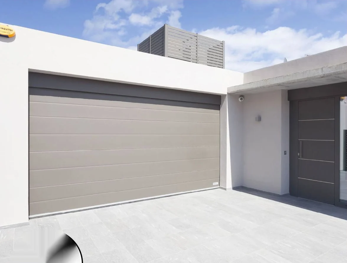 Puerta seccional de garaje instalada en vivienda en Murcia