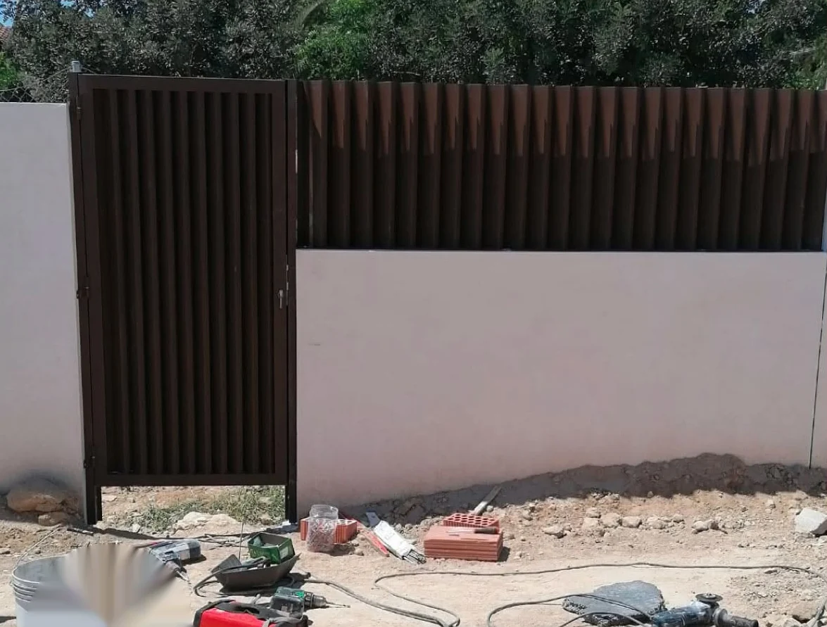 Valla de lamas de aluminio instalada en obra en la Región de Murcia