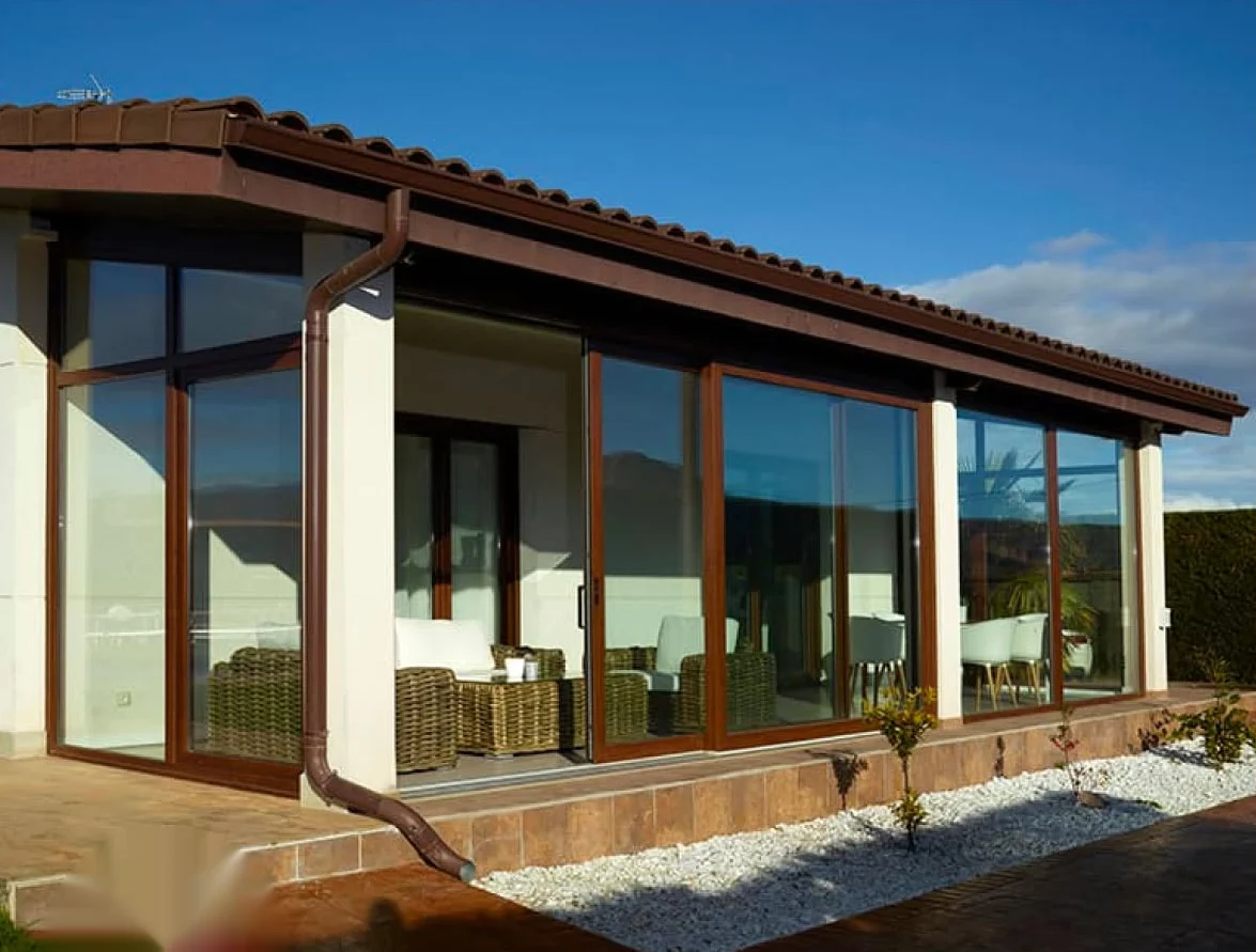 Ventanas de PVC en color madera instaladas en un porche en Murcia
